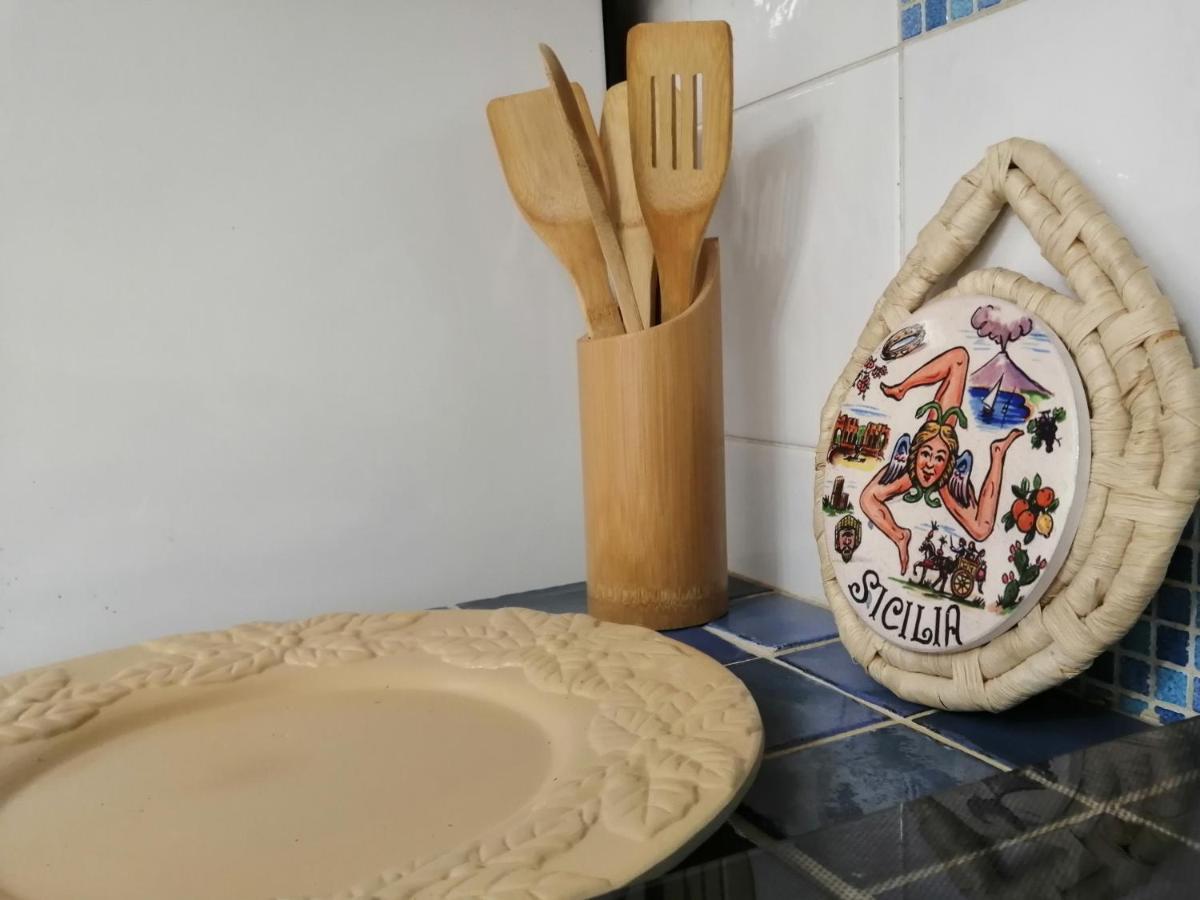 Casetta Rosso Tulipano Санта Тереза ди Рива Екстериор снимка